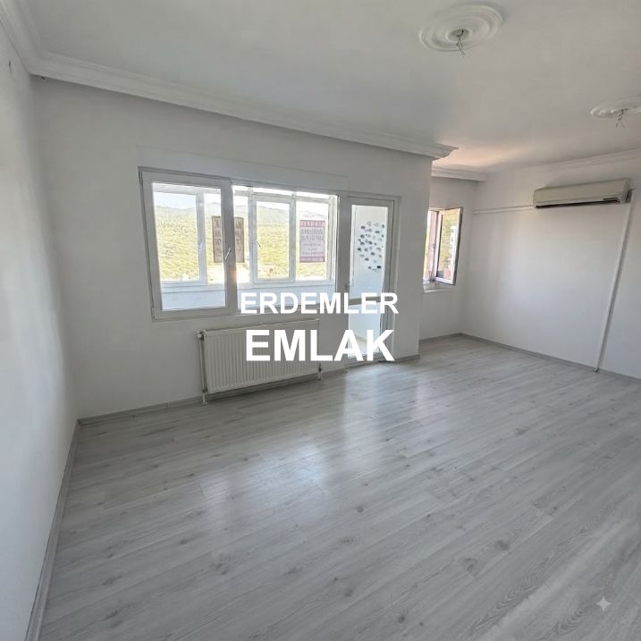 ERDEMLERDEN EVKA 3 ÜN MERKEZİNDE ARA KAT BAKIMLI MANZARALI