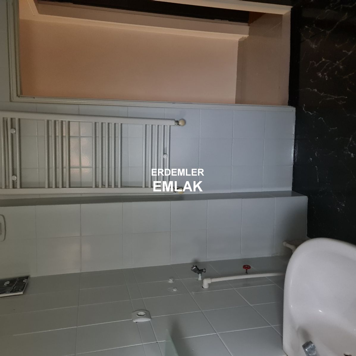 ERDEMLERDEN EVKA 3 MERKEZİNDE MANZARALI BAKIMLI ARA KAT DAİRE
