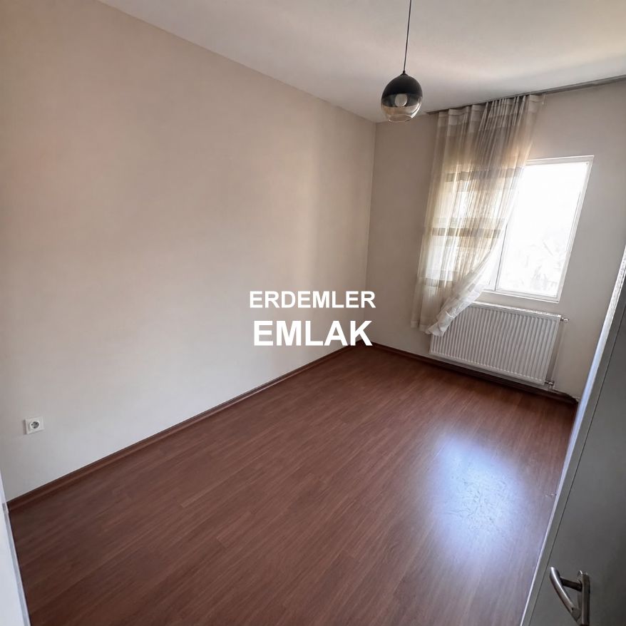 ERDEMLERDEN EVKA 3 ÜN MERKEZİNDE ARA KAT BAKIMLI MANZARALI