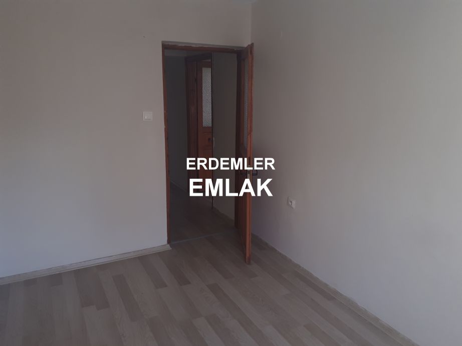 ERDEMLERDEN KARŞIYAKA ŞEMİKLERDE ORDU BULVARINDA ARA KAT DAİRE