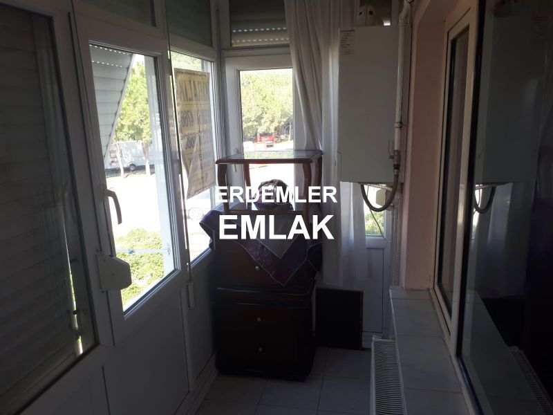 ERDEMLERDEN EVKS MERKEZİNDE ARA KAT BAKIMLI DOGALGAZLI MANZARALI 1+1