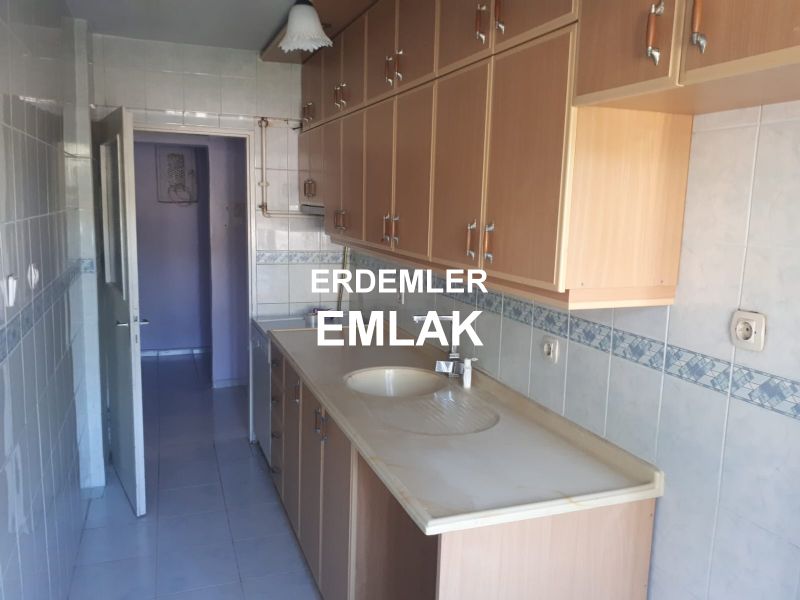ERDEMLERDEN EVKS MERKEZİNDE ARA KAT BAKIMLI DOGALGAZLI MANZARALI 1+1