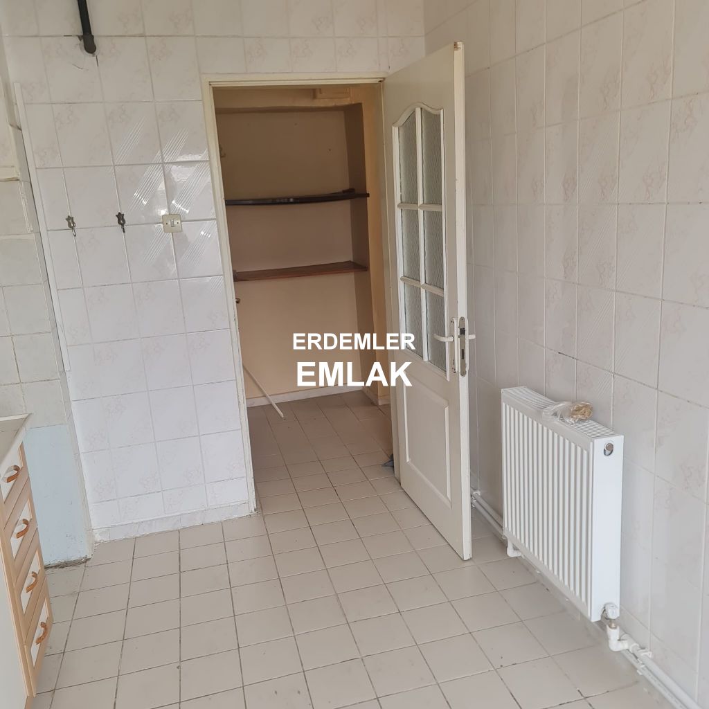 ERDEMLERDEN İZYUVADA 3+1 MAKRO SENTİRE YAKIN NECMİYE BİLGİN İLKÖGRETİM OKULUNUN ALTINDA