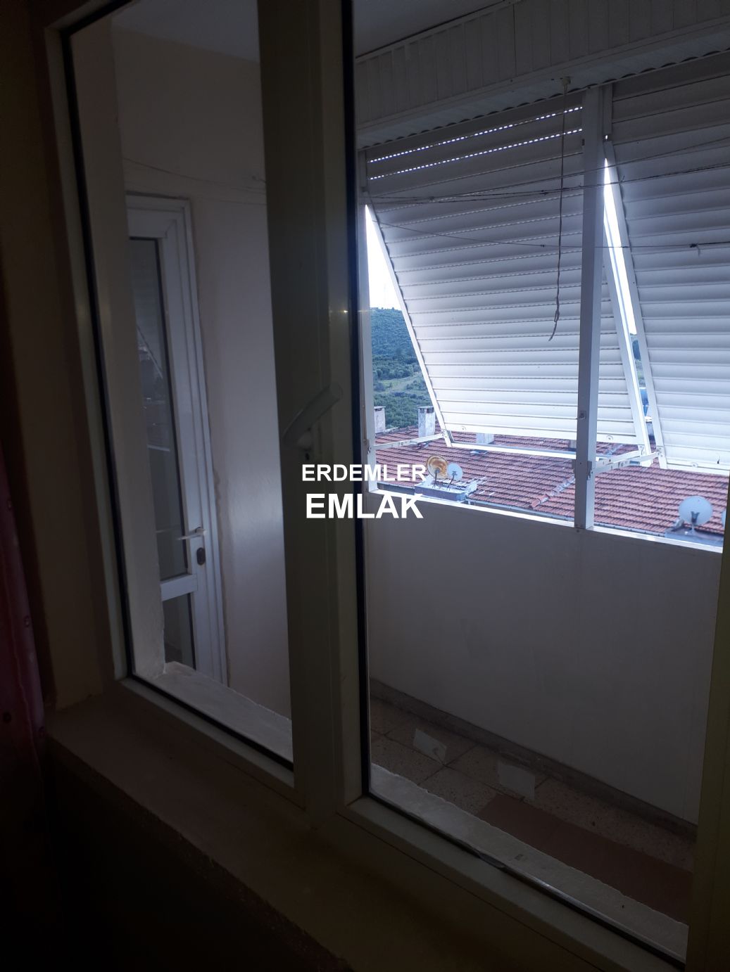 ERDEMLERDEN EVKA 3 MERKEZİNDE MANZARALI BAKIMLI PANJURLU DAİRE