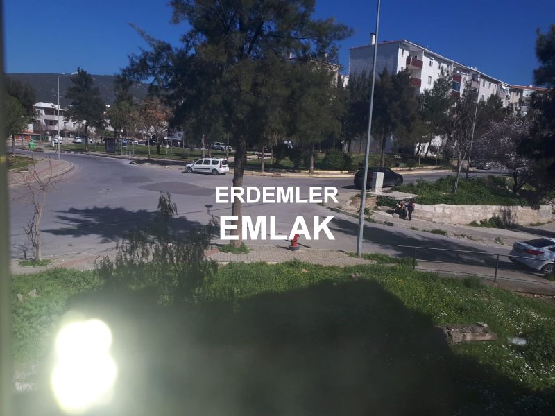 ERDEMLERDEN EVKS MERKEZİNDE ARA KAT BAKIMLI DOGALGAZLI MANZARALI 1+1