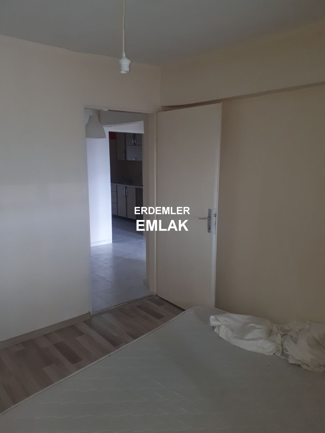 ERDEMLERDEN EVKA 3 MERKEZİNDE MANZARALI BAKIMLI PANJURLU DAİRE