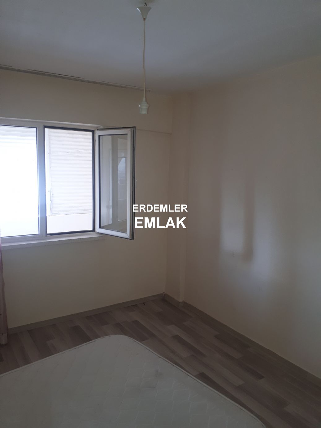 ERDEMLERDEN EVKA 3 MERKEZİNDE MANZARALI BAKIMLI PANJURLU DAİRE
