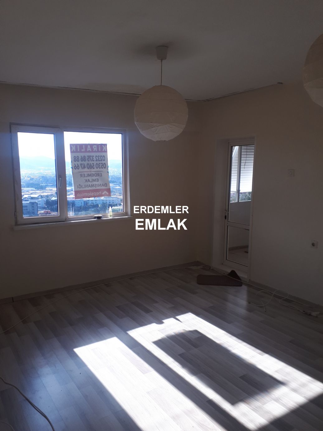 ERDEMLERDEN EVKA 3 MERKEZİNDE MANZARALI BAKIMLI PANJURLU DAİRE