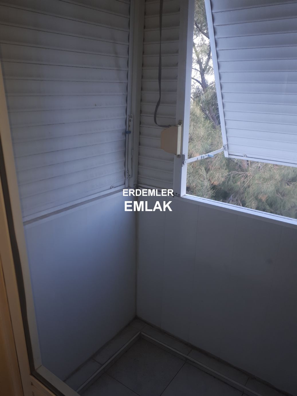 ERDEMLERDEN EVKA 3 MERKEZİNDE MANZARALI BAKIMLI PANJURLU DAİRE