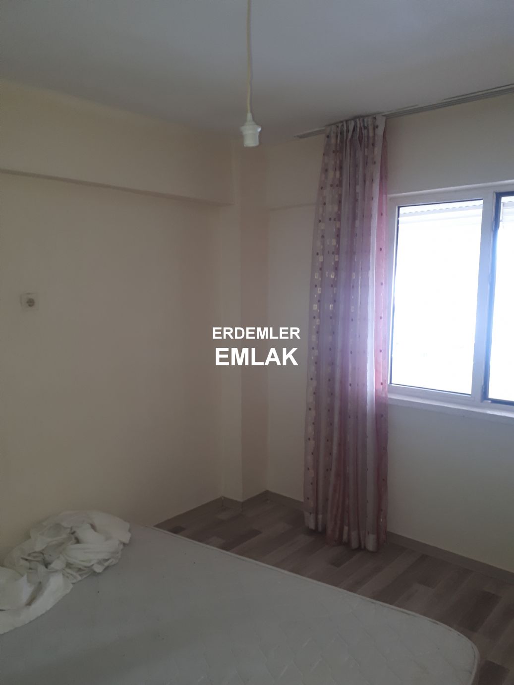 ERDEMLERDEN EVKA 3 MERKEZİNDE MANZARALI BAKIMLI PANJURLU DAİRE