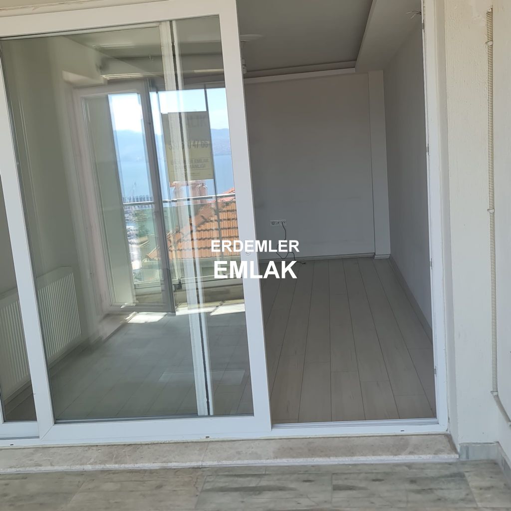 ERDEMLERDEN BAYRAKLI GÜMÜŞPALADA DENİZ MANZARLI ASNSÖRLÜ 2+1