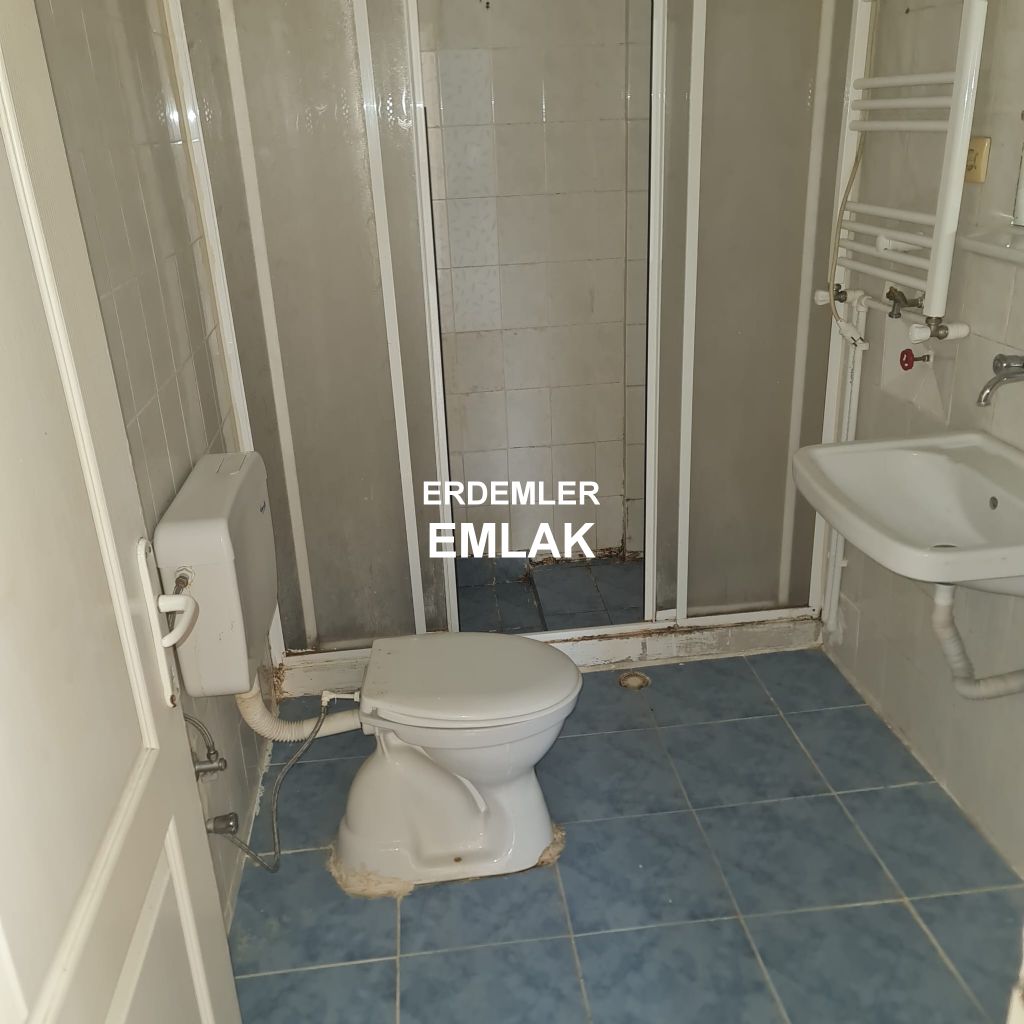 ERDEMLERDEN İZYUVADA 3+1 MAKRO SENTİRE YAKIN NECMİYE BİLGİN İLKÖGRETİM OKULUNUN ALTINDA