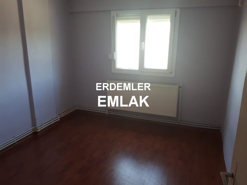 ERDEMLERDEN EVKS MERKEZİNDE ARA KAT BAKIMLI DOGALGAZLI MANZARALI 1+1