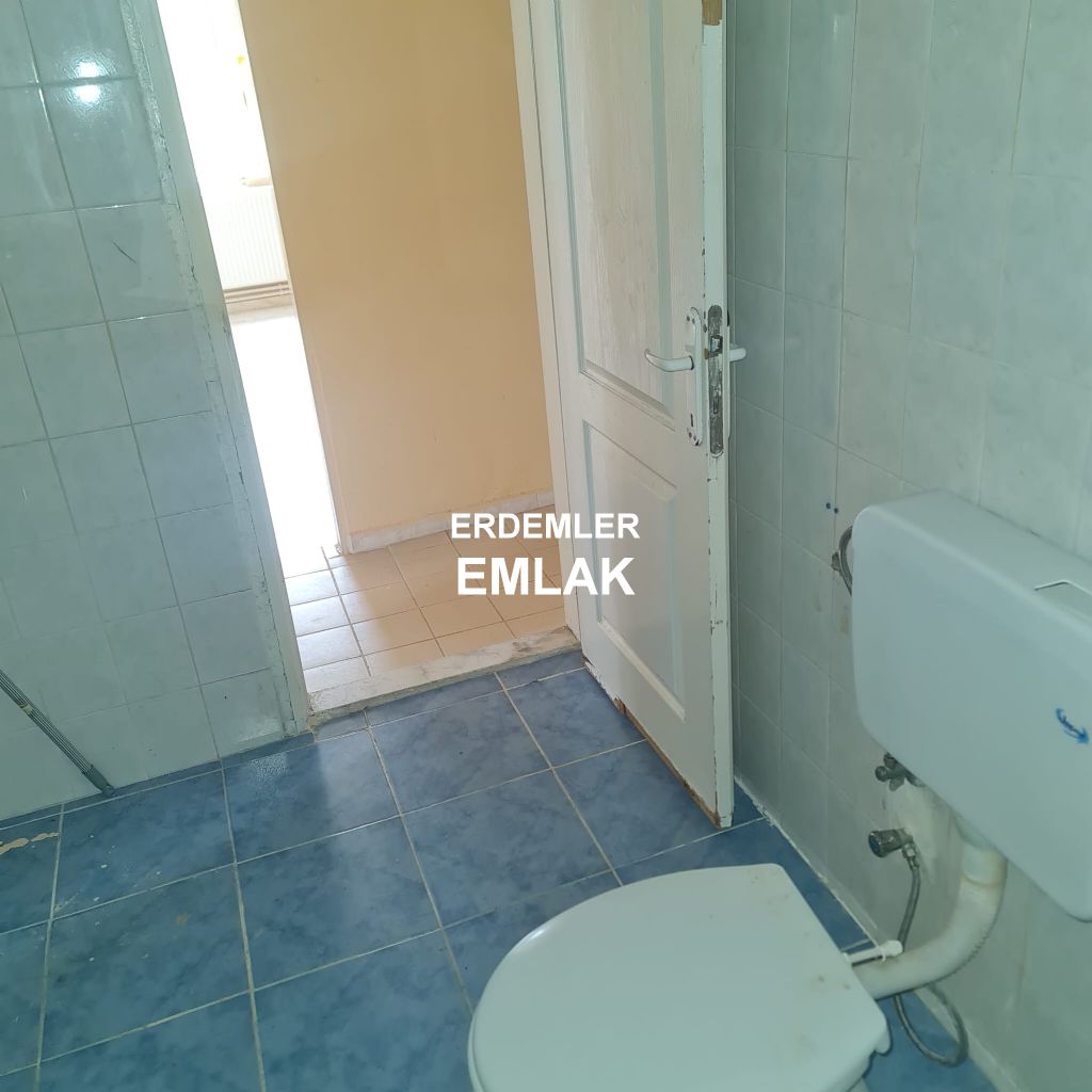 ERDEMLERDEN İZYUVADA 3+1 MAKRO SENTİRE YAKIN NECMİYE BİLGİN İLKÖGRETİM OKULUNUN ALTINDA