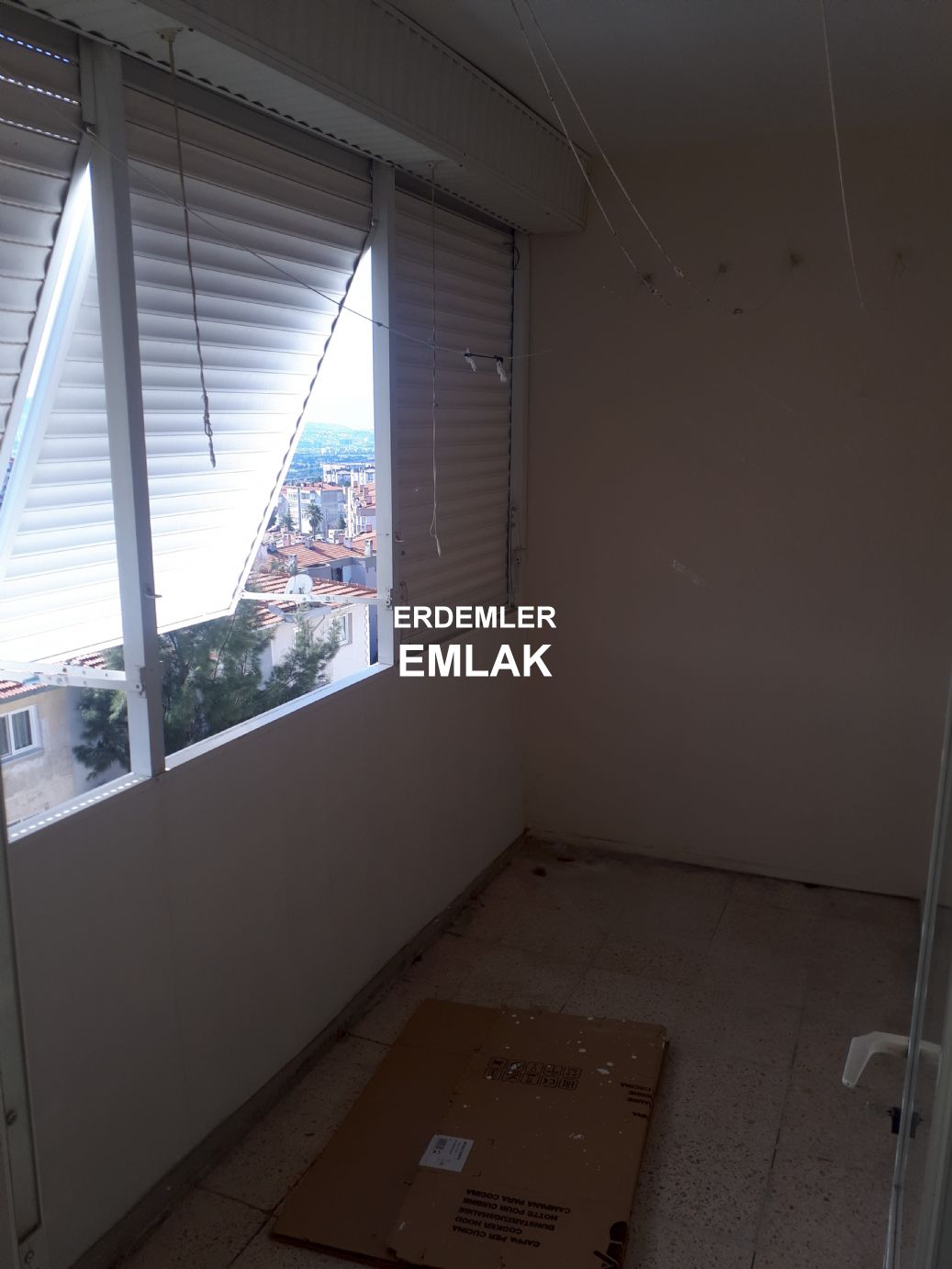 ERDEMLERDEN EVKA 3 MERKEZİNDE MANZARALI BAKIMLI PANJURLU DAİRE