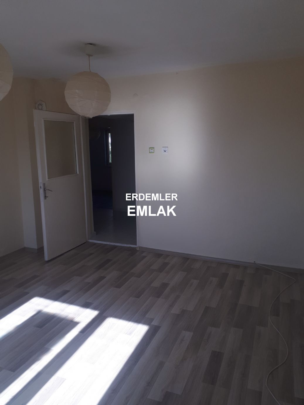 ERDEMLERDEN EVKA 3 MERKEZİNDE MANZARALI BAKIMLI PANJURLU DAİRE