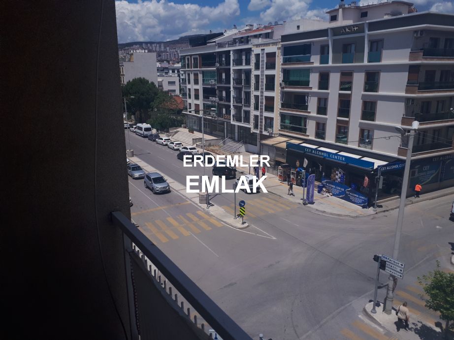 ERDEMLERDEN KARŞIYAKA ŞEMİKLERDE ORDU BULVARINDA ARA KAT DAİRE