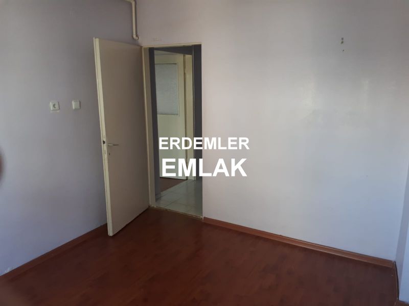 ERDEMLERDEN EVKS MERKEZİNDE ARA KAT BAKIMLI DOGALGAZLI MANZARALI 1+1
