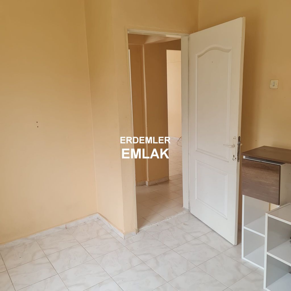 ERDEMLERDEN İZYUVADA 3+1 MAKRO SENTİRE YAKIN NECMİYE BİLGİN İLKÖGRETİM OKULUNUN ALTINDA