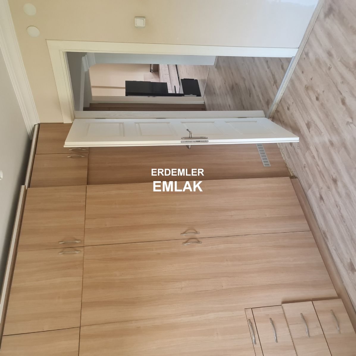 ERDEMLERDEN EVKA 3 DE MANZARALI BAKIMLI DOGALGAZLI 2+1