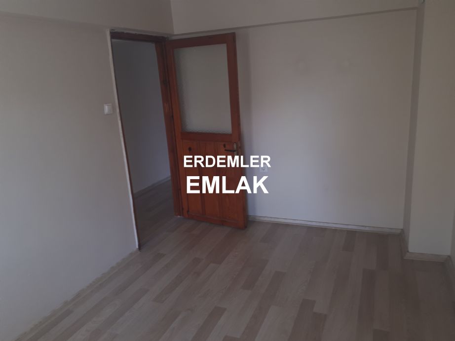 ERDEMLERDEN KARŞIYAKA ŞEMİKLERDE ORDU BULVARINDA ARA KAT DAİRE ERDEMLERDEN KARŞIYAKA ŞEMİKLERDE ORDU BULVARINDA ARA KAT DAİRE