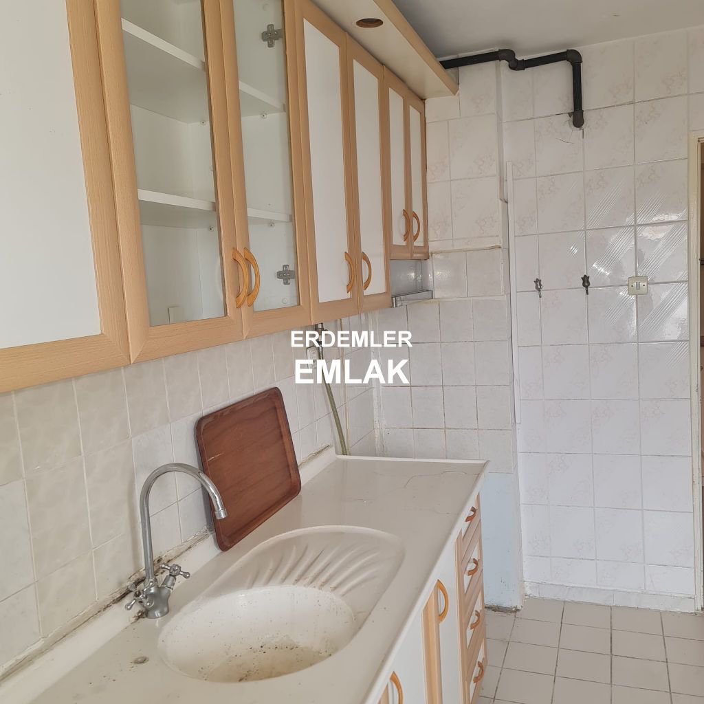 ERDEMLERDEN İZYUVADA 3+1 MAKRO SENTİRE YAKIN NECMİYE BİLGİN İLKÖGRETİM OKULUNUN ALTINDA