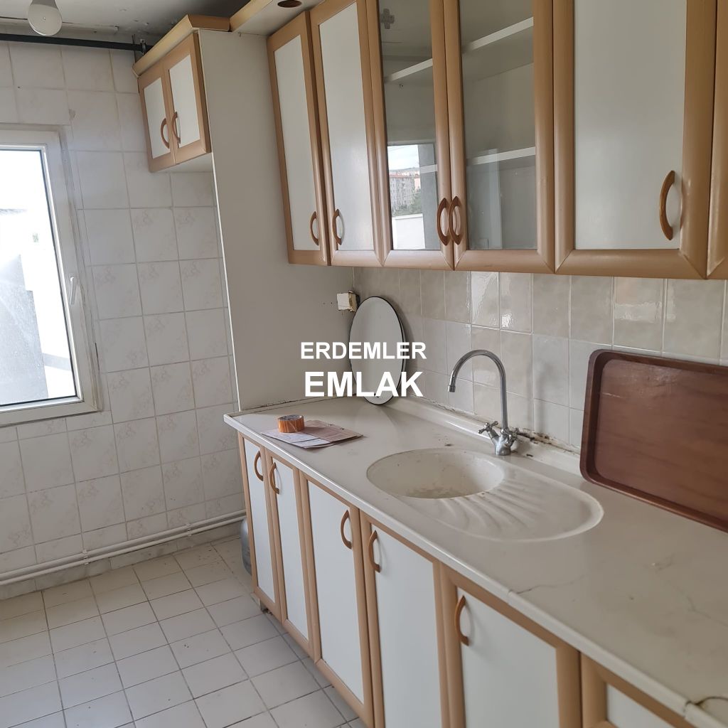 ERDEMLERDEN İZYUVADA 3+1 MAKRO SENTİRE YAKIN NECMİYE BİLGİN İLKÖGRETİM OKULUNUN ALTINDA