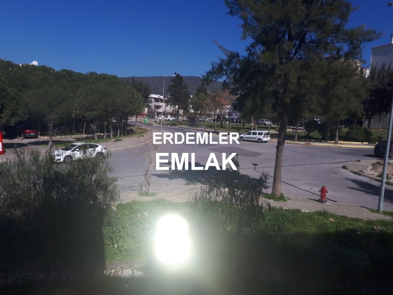 ERDEMLERDEN EVKS MERKEZİNDE ARA KAT BAKIMLI DOGALGAZLI MANZARALI 1+1