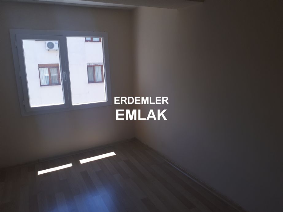ERDEMLERDEN KARŞIYAKA ŞEMİKLERDE ORDU BULVARINDA ARA KAT DAİRE