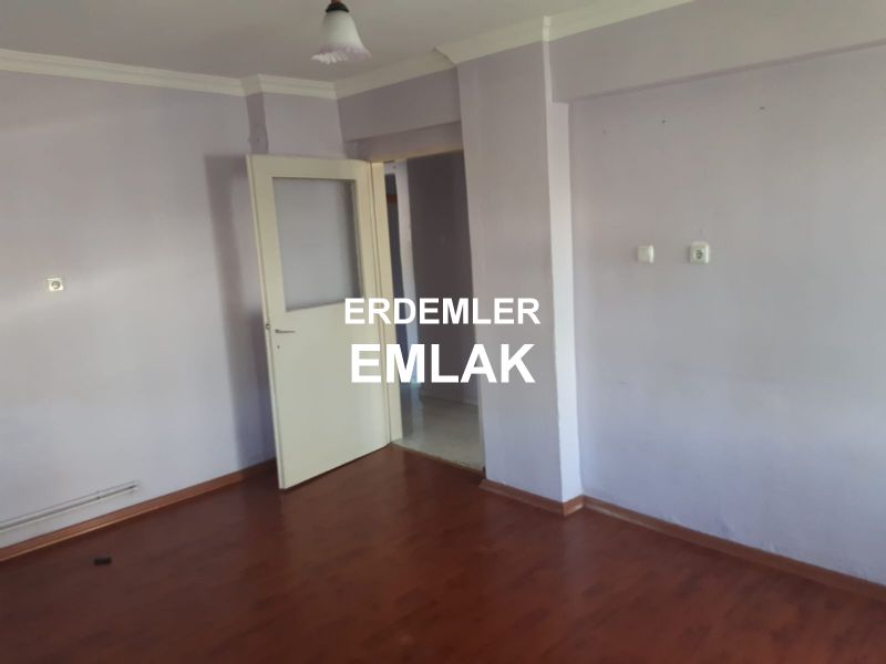 ERDEMLERDEN EVKS MERKEZİNDE ARA KAT BAKIMLI DOGALGAZLI MANZARALI 1+1