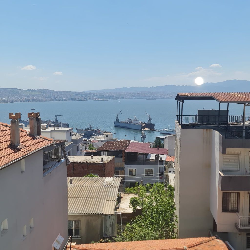 ERDEMLERDEN BAYRAKLI GÜMÜŞPALADA DENİZ MANZARLI ASNSÖRLÜ 2+1