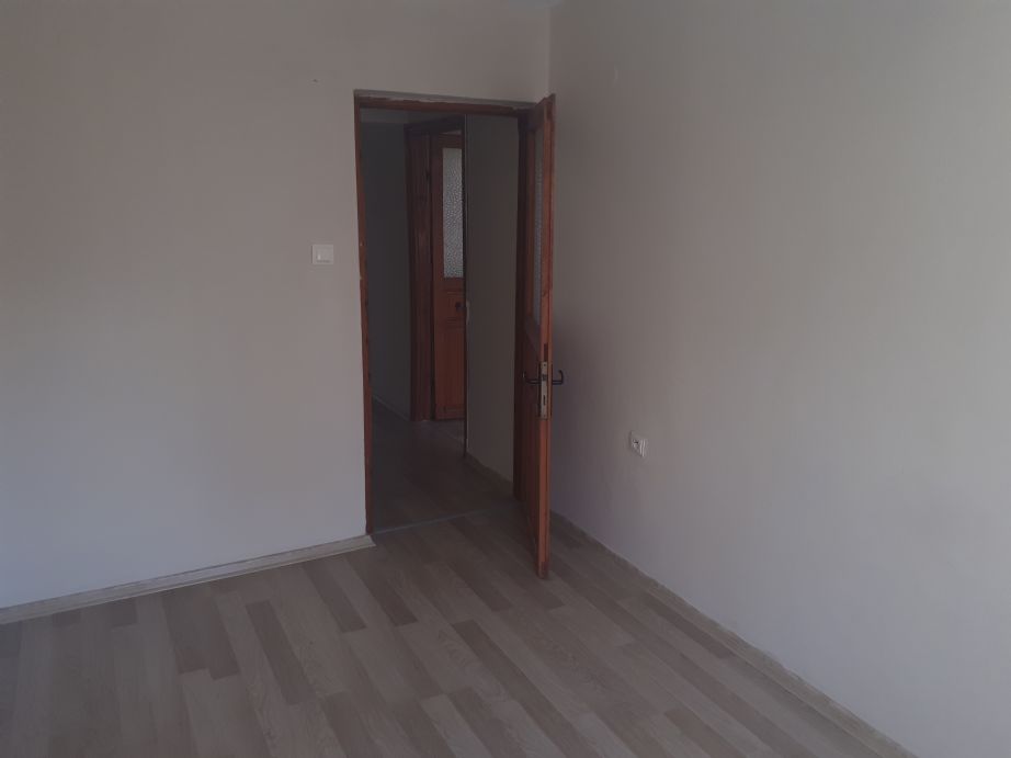 ERDEMLERDEN KARŞIYAKA ŞEMİKLERDE ORDU BULVARINDA ARA KAT DAİRE