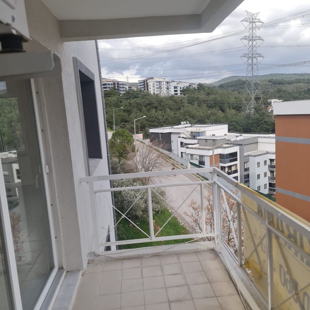 ERDEMLERDEN İZYUVADA 3+1 MAKRO SENTİRE YAKIN NECMİYE BİLGİN İLKÖGRETİM OKULUNUN ALTINDA