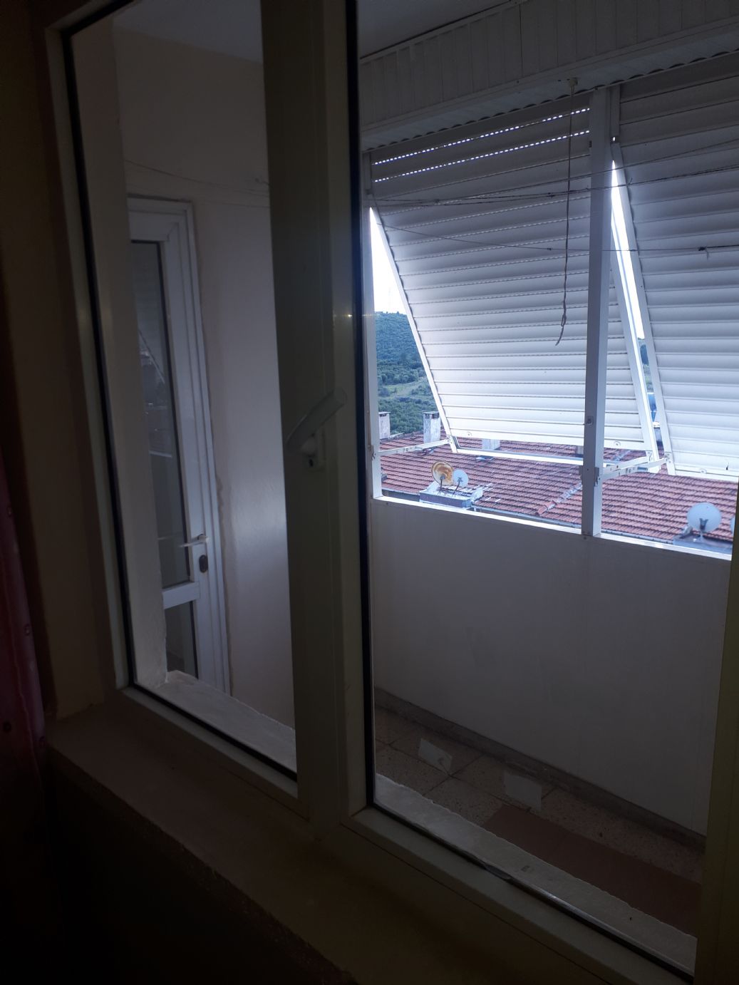 ERDEMLERDEN EVKA 3 MERKEZİNDE MANZARALI BAKIMLI PANJURLU DAİRE